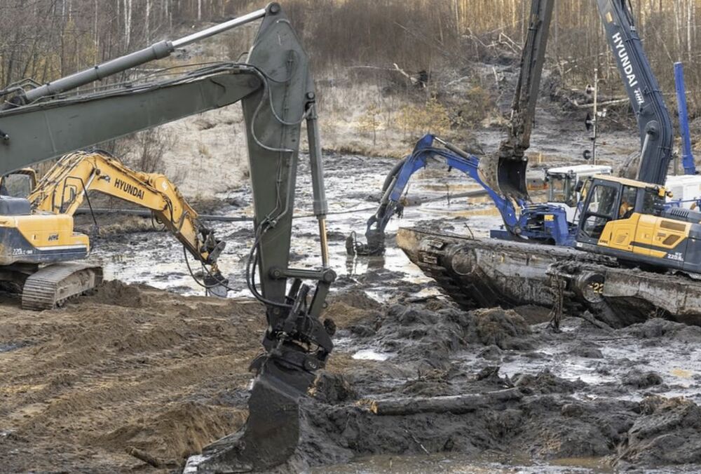 У Литві з болота дістали бронемашину зниклих військових США