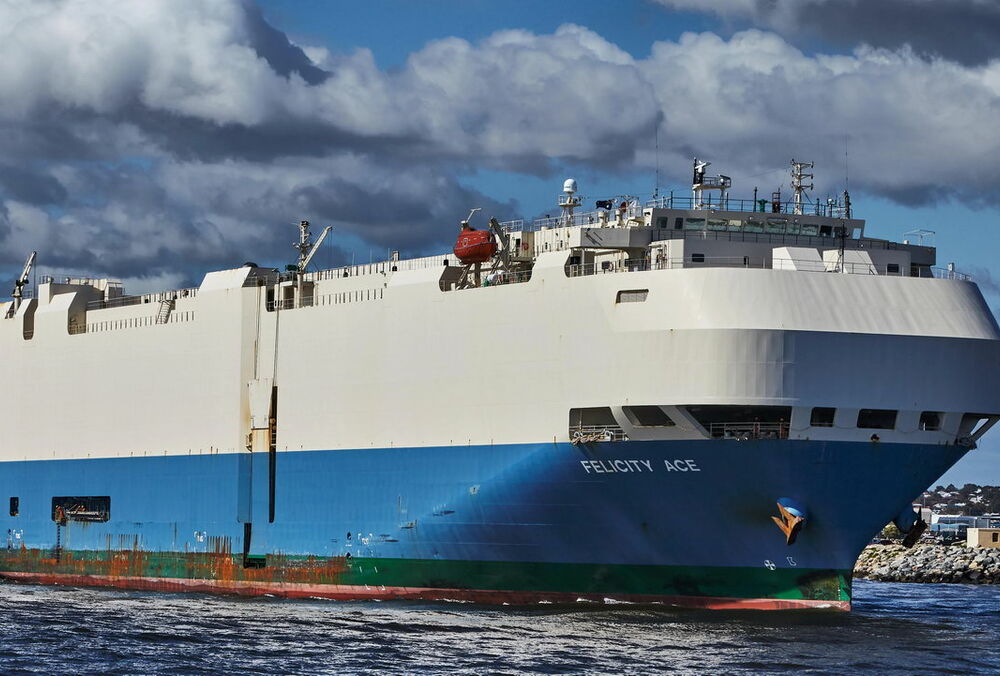 Грузовой корабль с 4000 новыми Volkswagen и Porsche загорелся в Атлантическом океане 