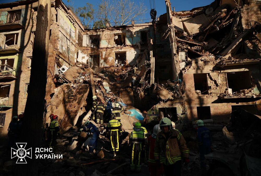 Зеленский прокомментировал удар России по жилым домам в Киеве