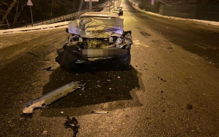 В результате тройного ДТП в Харькове легковушку выбросило к велодорожке (фото)