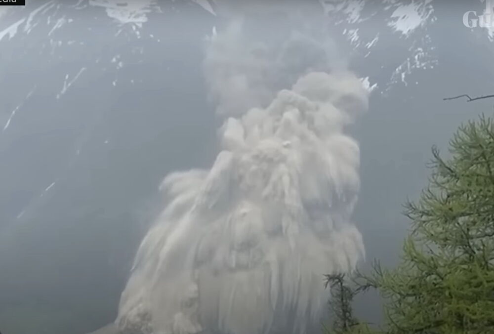 В швейцарских Альпах откололся ледник: мощный поток льда и грязи уничтожил целую деревню (видео)