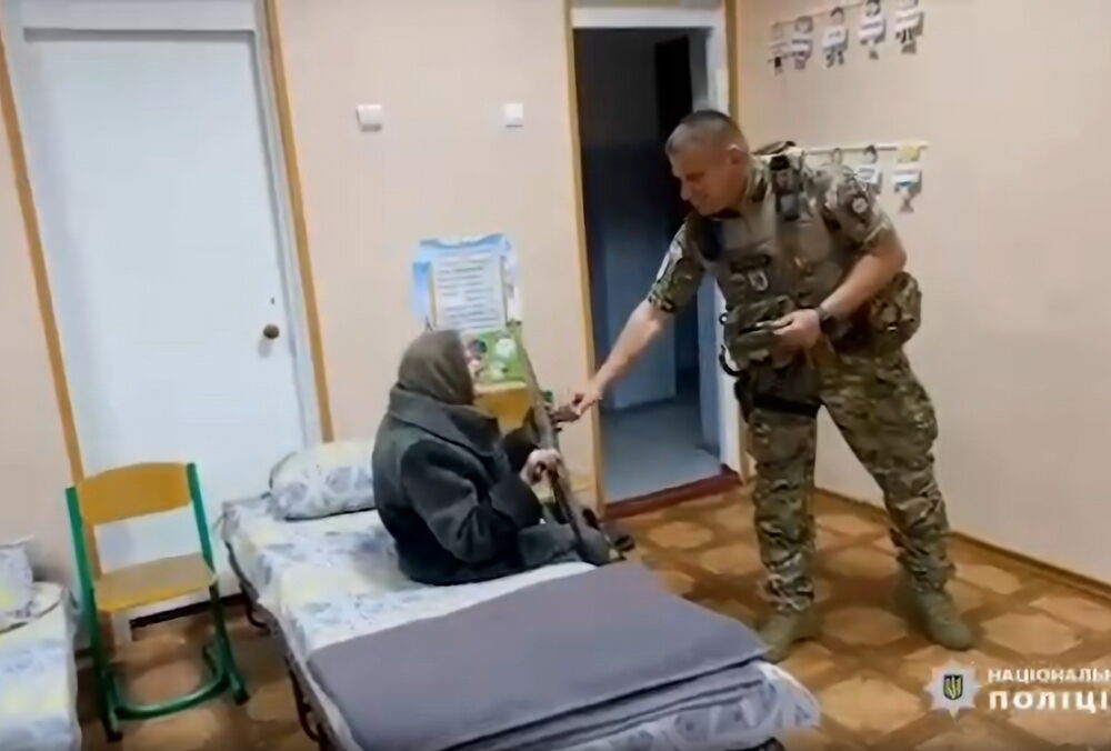 98-річна українка подолала 10 км через лінію фронту без їжі та води, щоб вибратися з Очеретиного