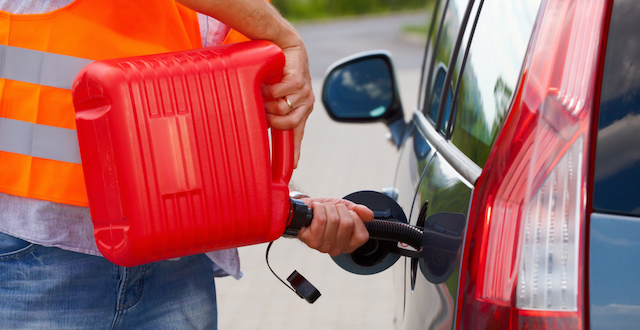 Бодяга та талони з рук: в Україні активізувалися бензинові шахраї через дефіцит