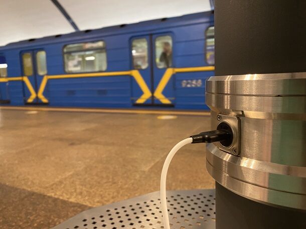 В киевском метро появились точки с USB-зарядками