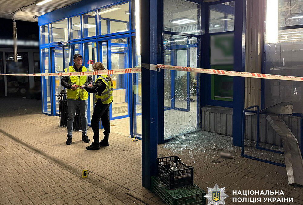 В Житомире мужчина бросил гранату в группу людей возле супермаркета: ранены 6 человек