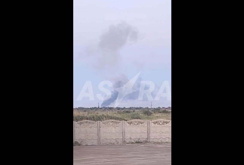 В России после атаки БПЛА горит и детонирует военный аэродром ”Мариновка”: кадры
