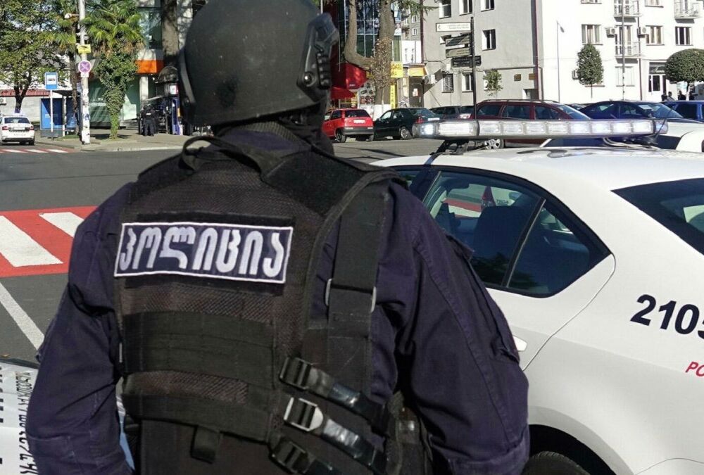 В Грузии вооруженный мужчина захватил заложников в банке В Грузии вооруженный мужчина захватил заложников в банке