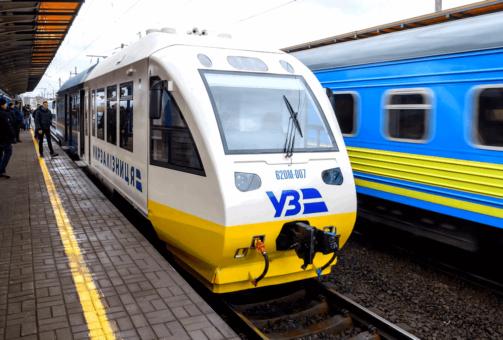 На Закарпатье поезд сошел с рельсов из-за падения камней с горы