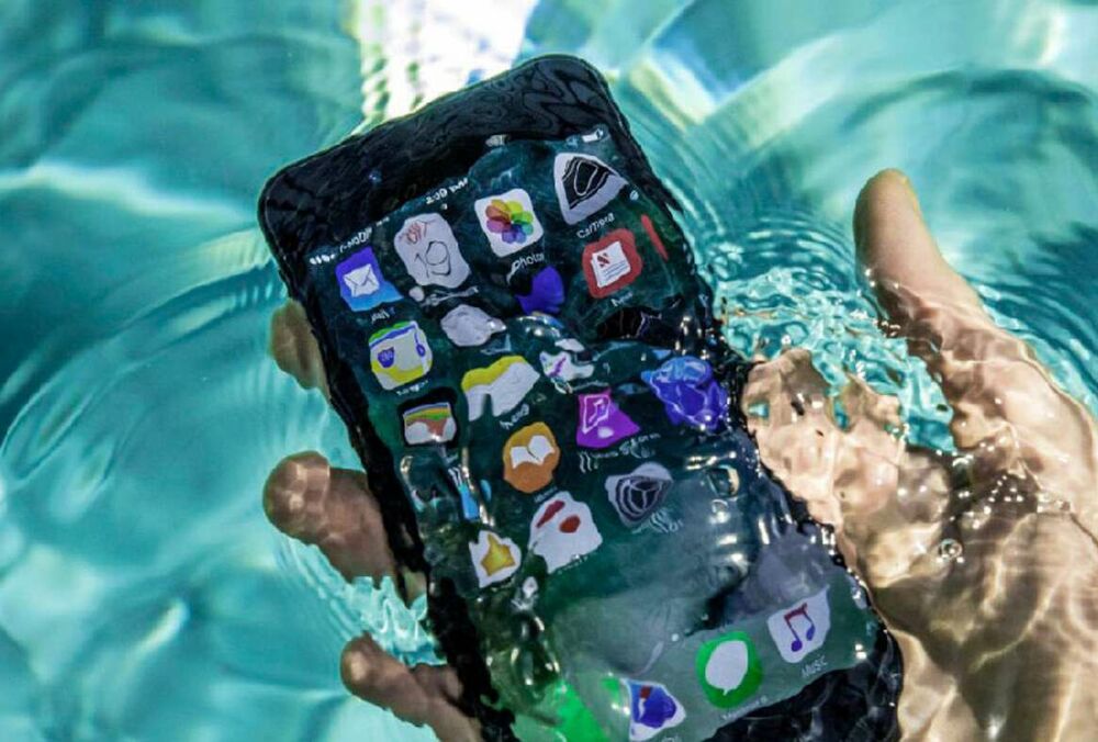 Как спасти телефон, если он упал в воду