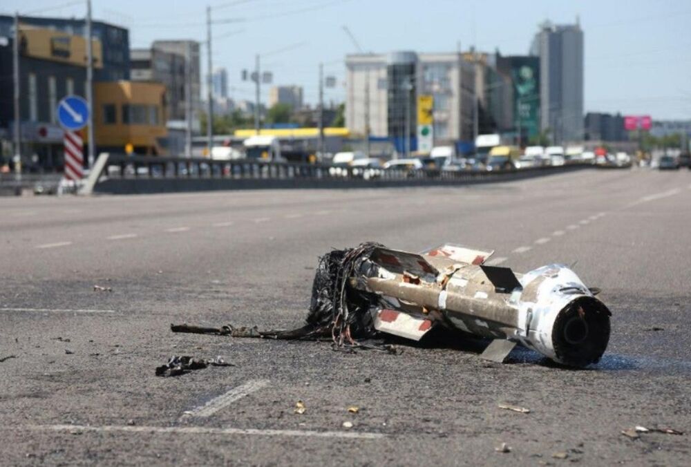 Россия атаковала ракетами Киев: часть столицы без света, повреждения многоэтажек.