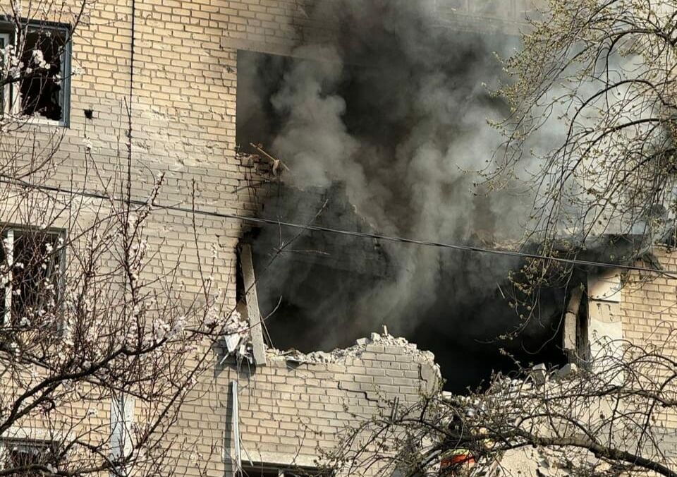 Российская армия ударила по многоэтажке в Селидово