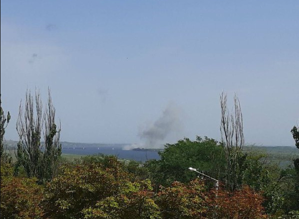 В Херсоне прогремели взрывы в районе Антоновского моста: фото и видео