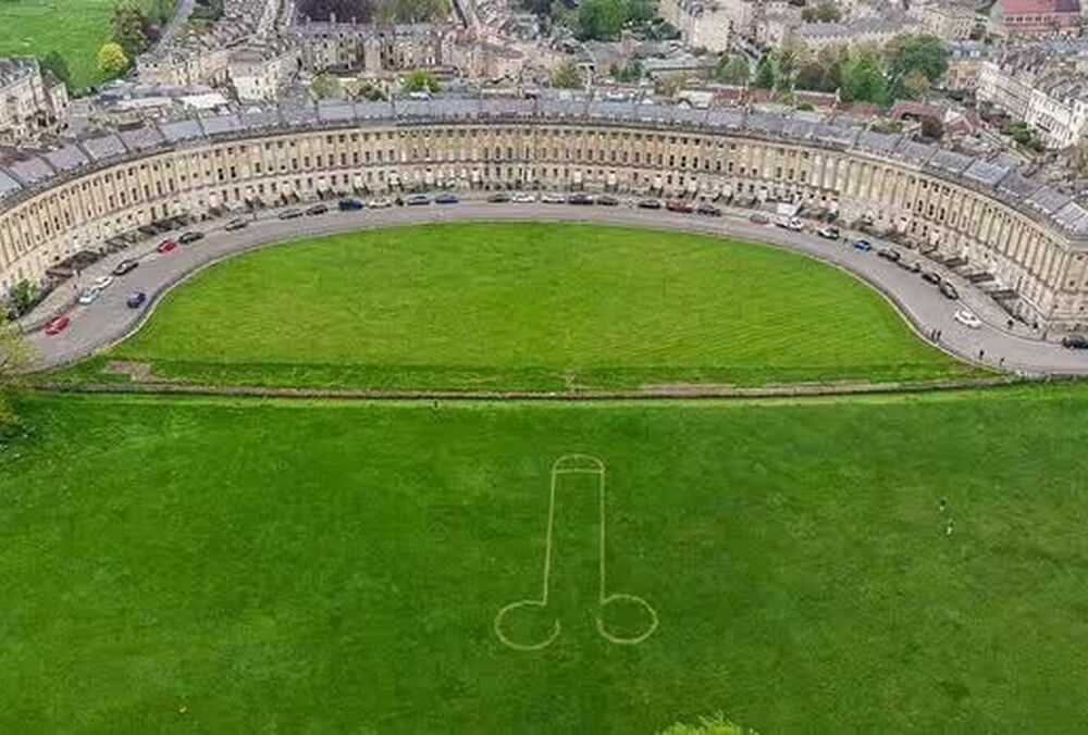 Пранкеры выстригли гигантский пенис на месте празднования коронации Чарльза III: фото