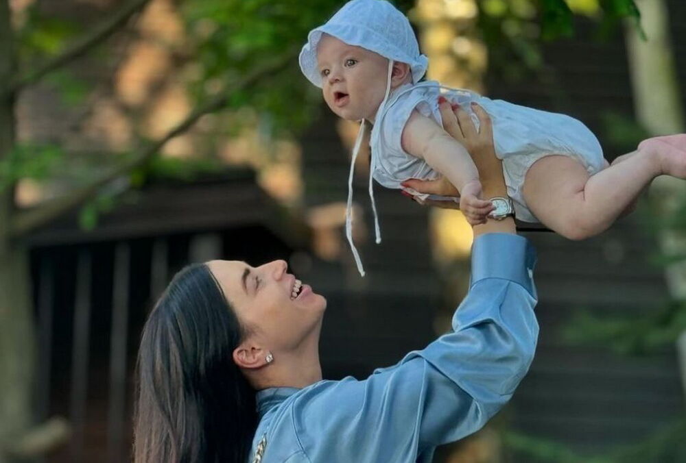 Дружина абсолютного чемпіона світу з боксу Усика вперше показала доньку