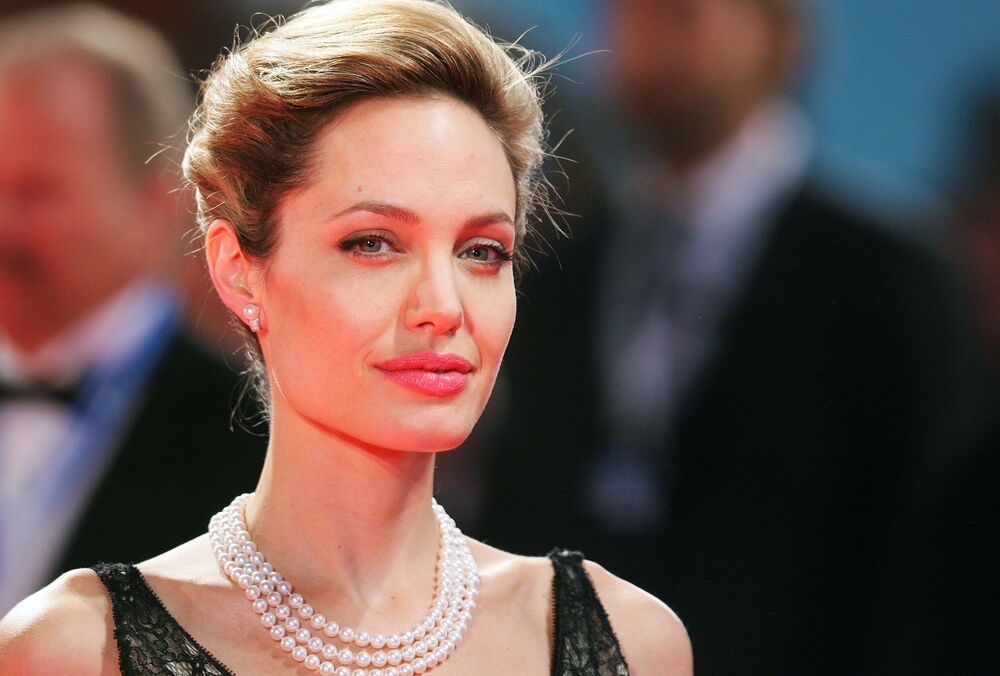 Анджелину Джоли заметили во львовском кафе: видео Анджелину Джоли заметили во львовском кафе: видео