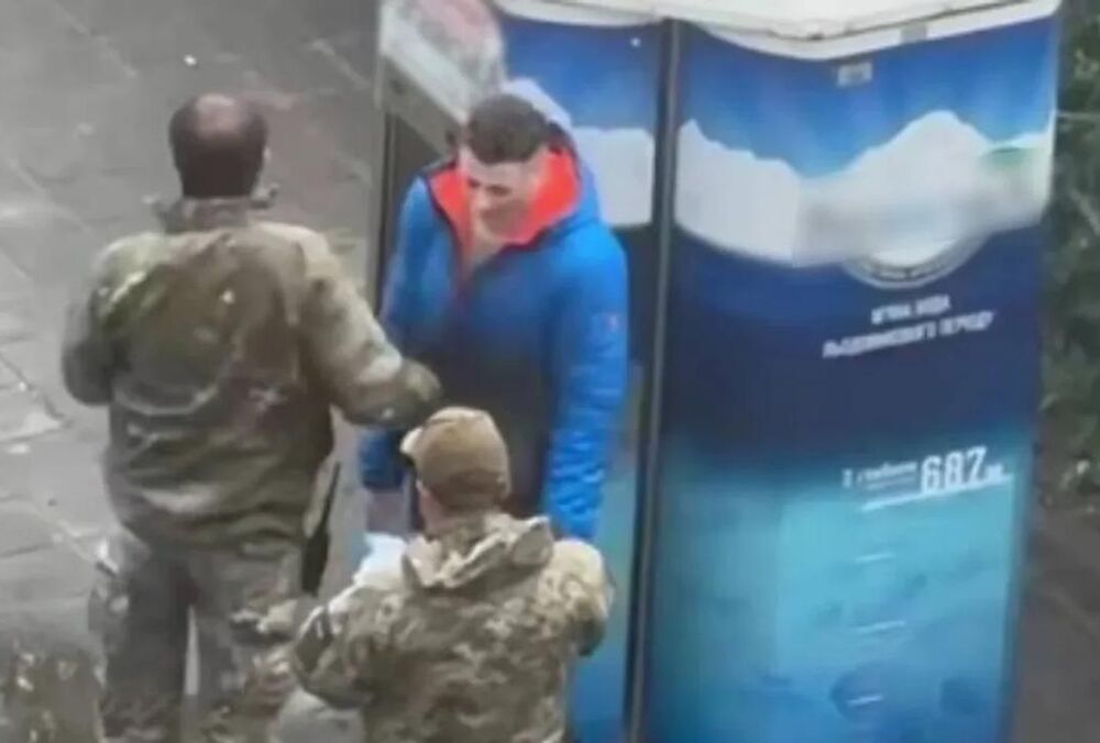 Колишнього працівника ТЦК, який побив вчителя у Харкові, засудили до трьох років