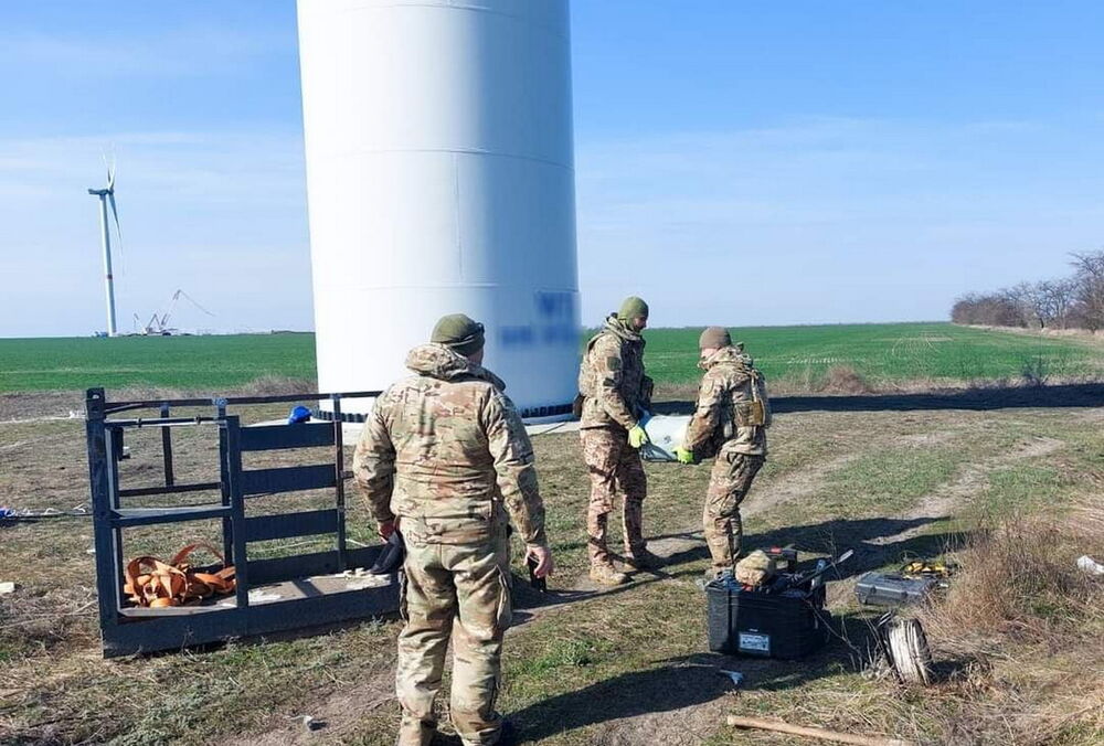 На Миколаївщині вітряк ”збив” російський шахед: фото