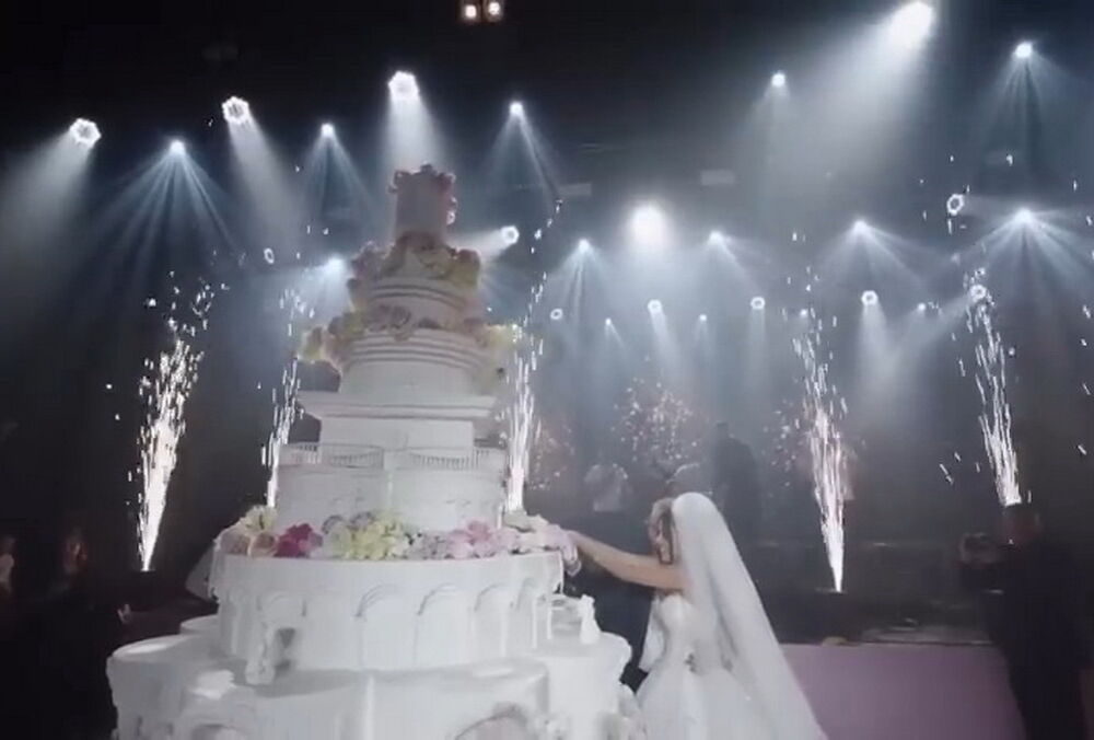 Екс-прокурор та співробітниця ДБР влаштували дводенне весілля з концертами зірок та двометровим тортом