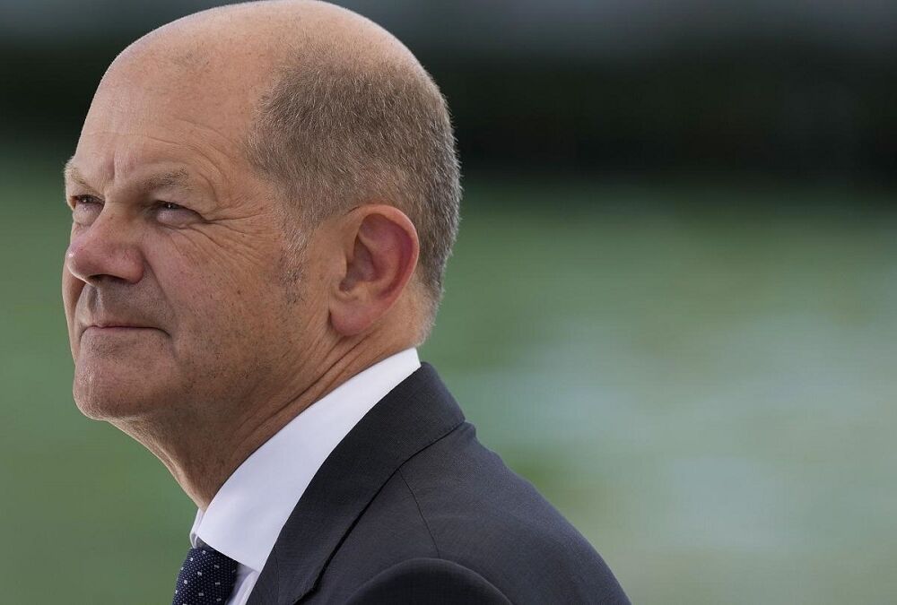 Посол: Шольц навмисно затримує передачу Україні важкого озброєння