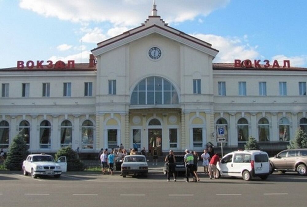 Россияне обстреляли железнодорожный вокзал в Херсоне: есть погибшие