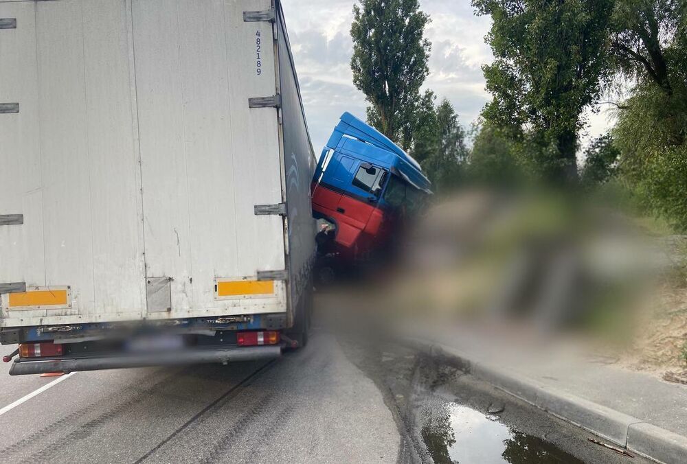 Вантажівка врізалася в блокпост під Бучею