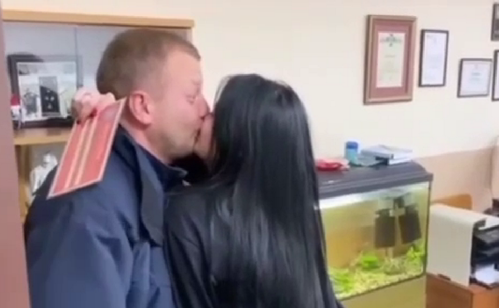 Главу управления патрульной полиции Львовской области уволят из-за скандала с подарком девушке