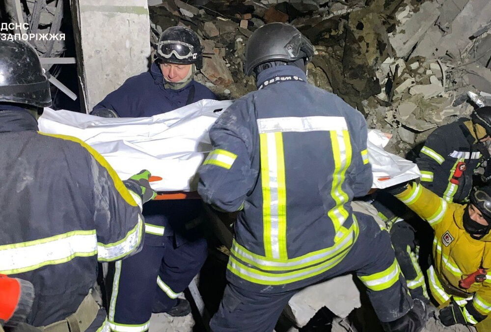 В Запорожье из-под завалов деблокировали тело еще одного погибшего: фото