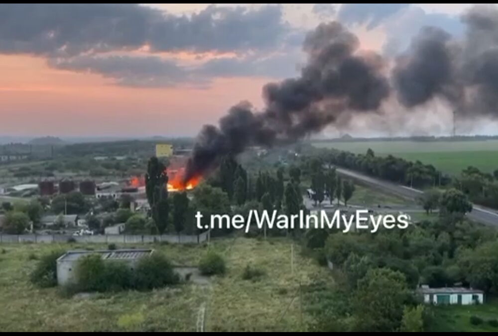 В оккупированном Шахтерске прогремели ”хлопки”: горит нефтебаза (видео)