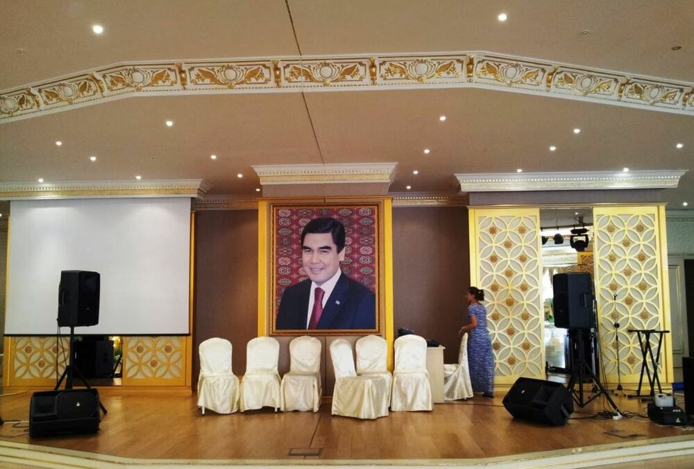 В Туркменистане на свадьбах заставляют ставить песни экс-президента, запрещая всю иностранную музыку