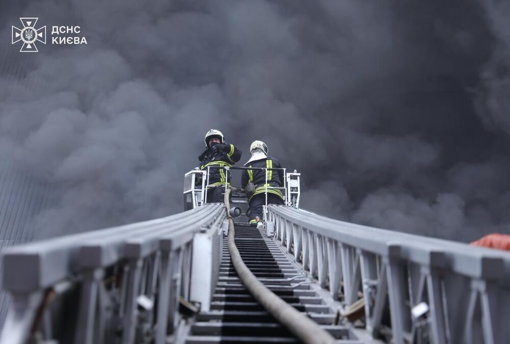 До двух человек выросло число погибших в результате обстрела Киева: фото