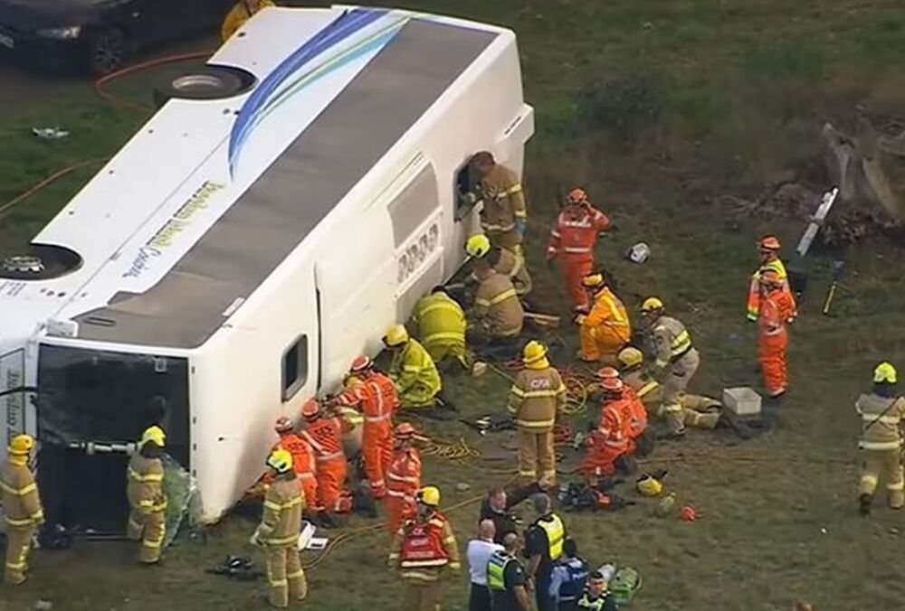 В Австралії вантажівка в'їхала в автобус з дітьми