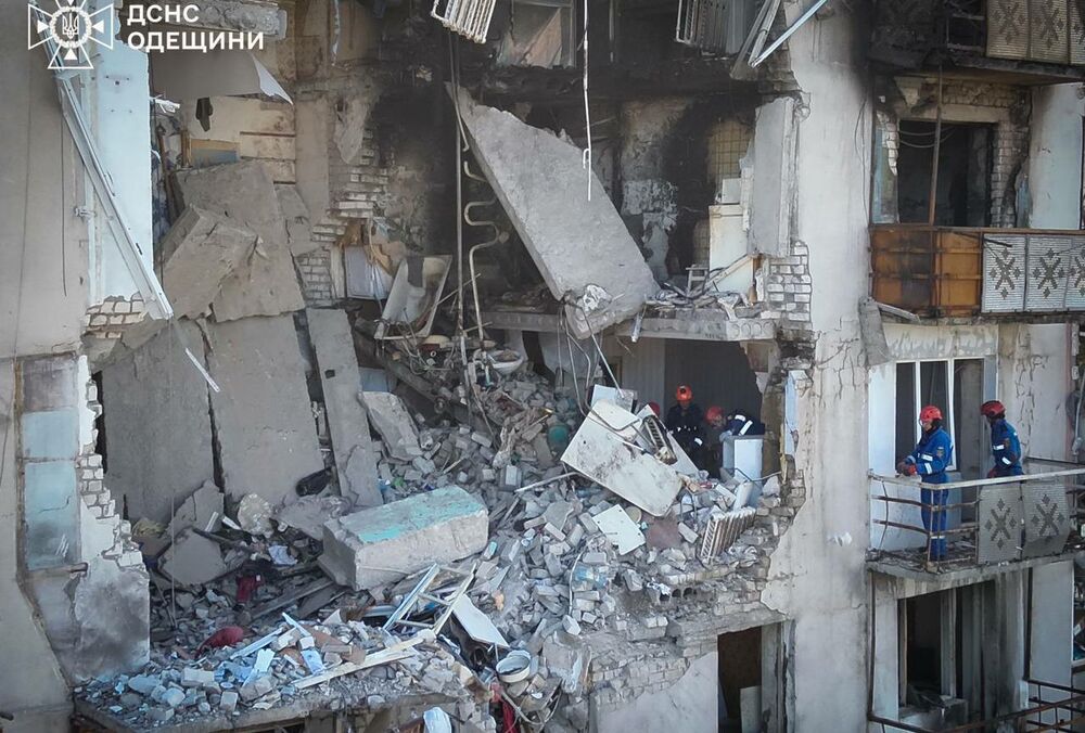 Під завалами зруйнованої росіянами висотки в Одесі знайшли тіло чоловіка