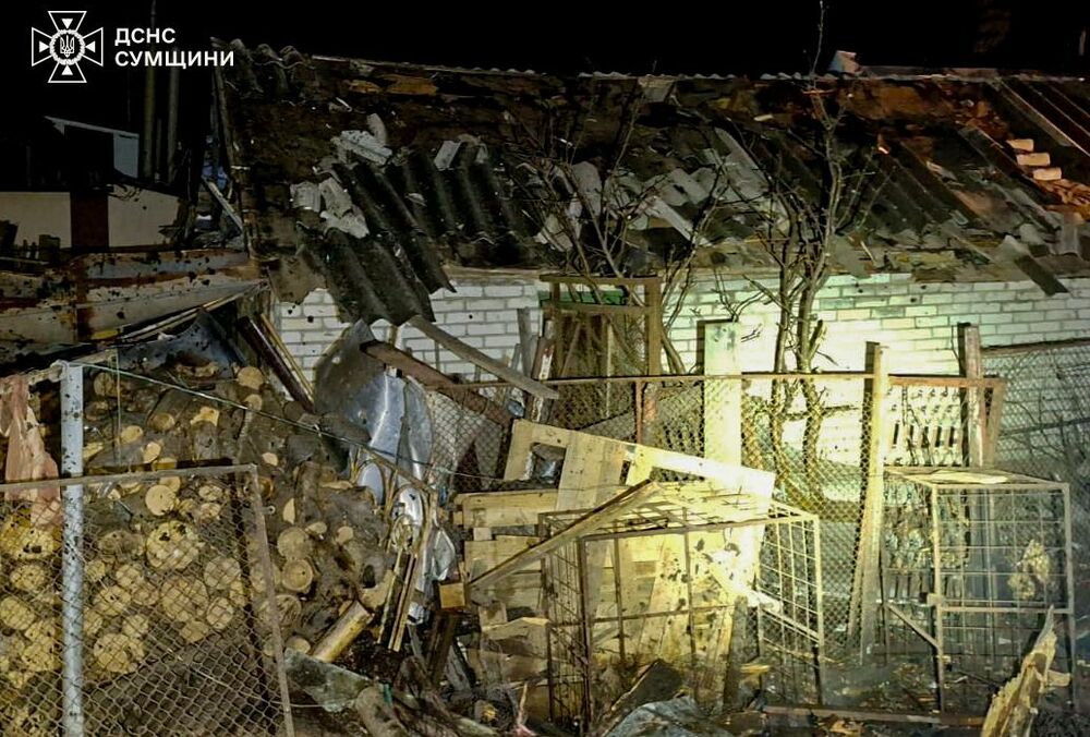 Обломки дронов упали на жилые дома в Сумской области Обломки дронов упали на жилые дома в Сумской области