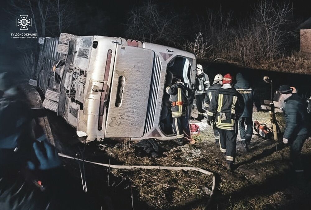 Біля Тернополя перекинувся автобус із пасажирами: є загиблі