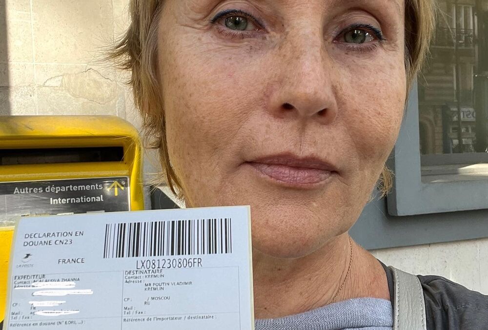 Экс-ведущая ”Первого канала” вернула Путину награды: фото