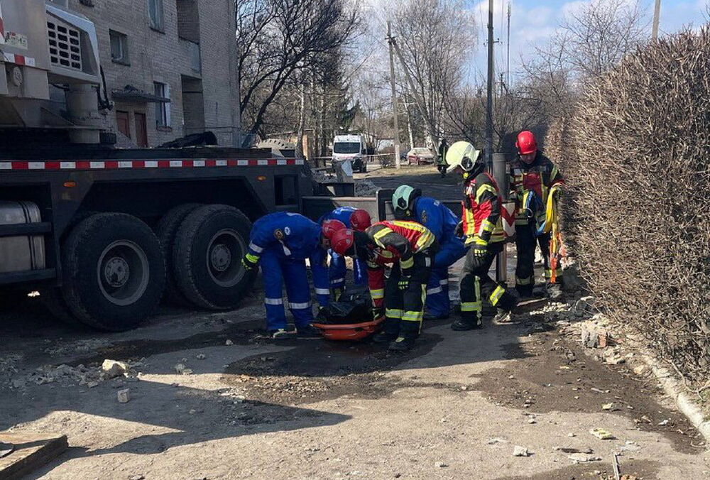 Из-под завалов разрушенного дронами общежития достали тело еще одной жертвы: фото, видео