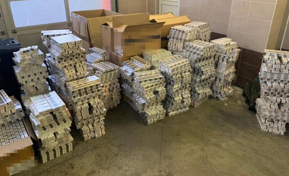 Везли валюту, золото и сигареты: украинских дипломатов задержали на границе с контрабандой