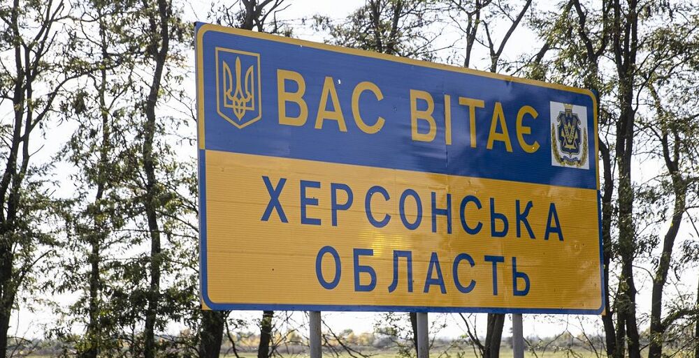 Російська армія знову обстріляла раніше зруйнований міст поблизу Херсона