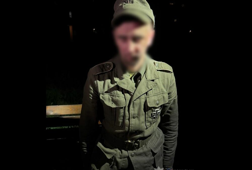 В Запорожье мужчина разгуливал по городу в нацистской форме и гранатой в руках