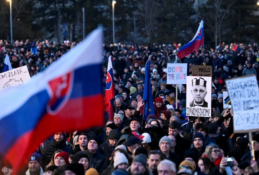 Фіцо не піде у відставку на тлі протестів, але не виключає дострокових виборів