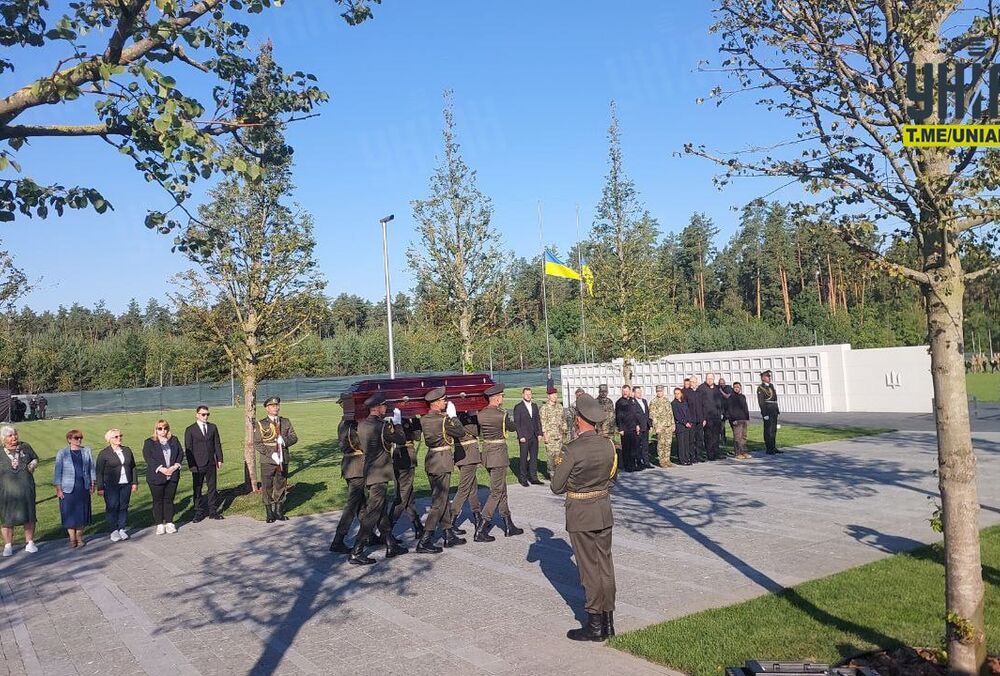 На Національному військовому меморіальному цвинтарі в Києві пройшли перші почесні похорони