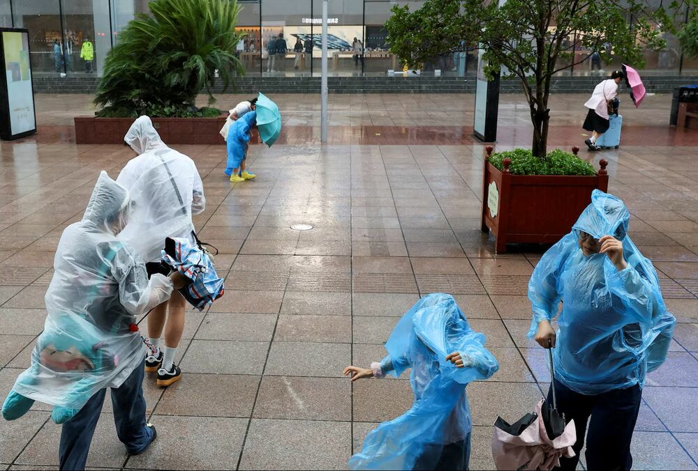 Из-за приближающегося тропического шторма из Шанхая эвакуировали сотни тысяч человек