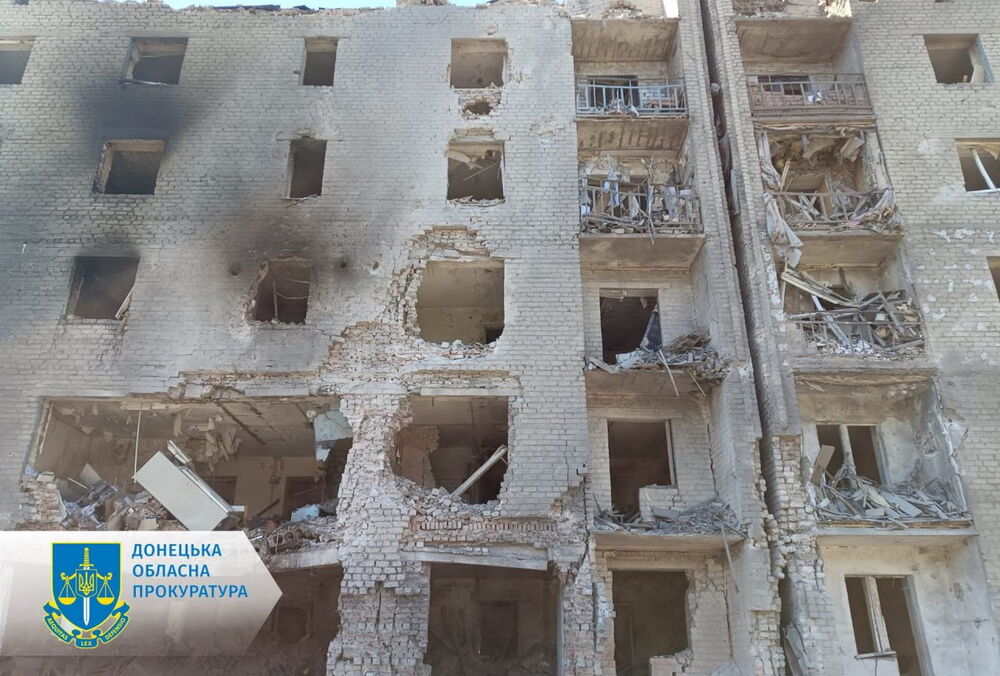 Росіяни скинули авіабомбу на Селидове: 6 людей поранено (фото)