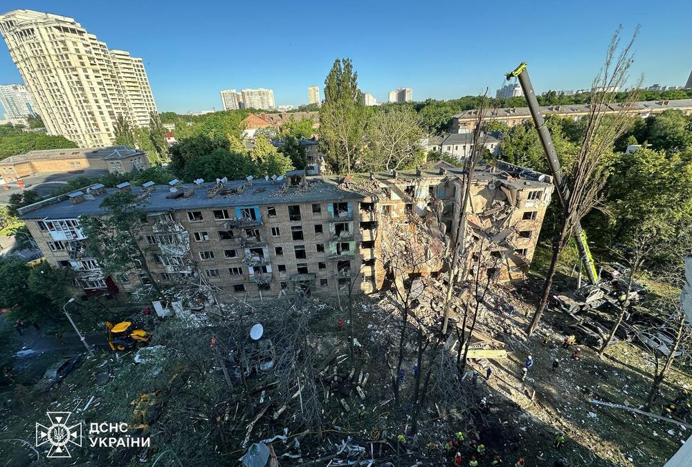 Российские военные ударили по многоквартирному дому в Киеве