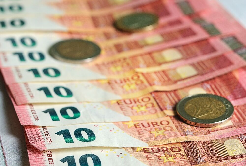 Названа сумма замороженных активов российских олигархов в ЕС 