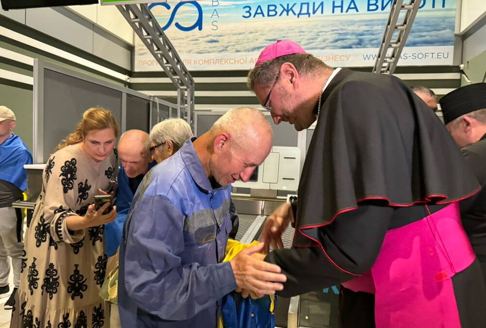 Зеленский показал видео встречи освобожденных из российского плена украинцев