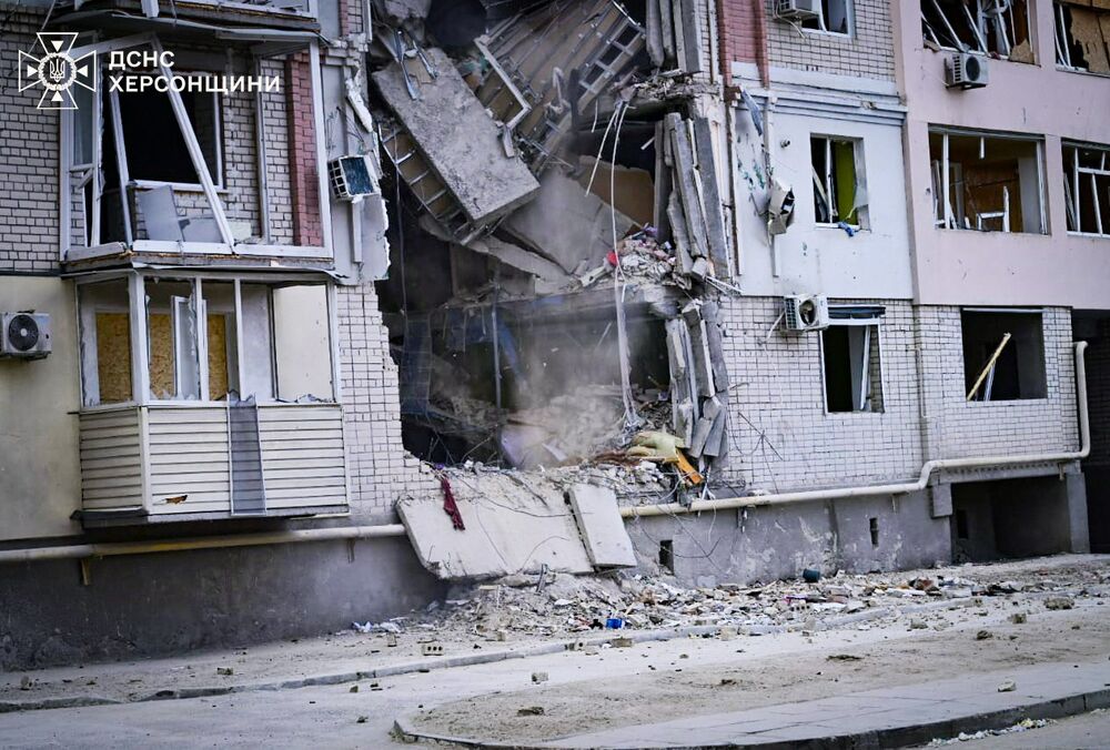 В Херсоне спасатели укрепляют стены разрушенной россиянами жилой высотки: фото