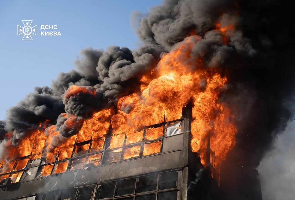 Місто в диму, 2 загиблих, прильоти у 8 районах: все про російську атаку на Київ