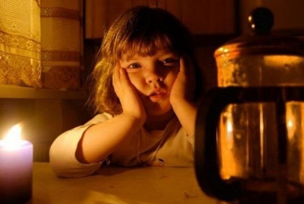 У Києві та низці регіонів через обстріл тривають екстрені відключення світла