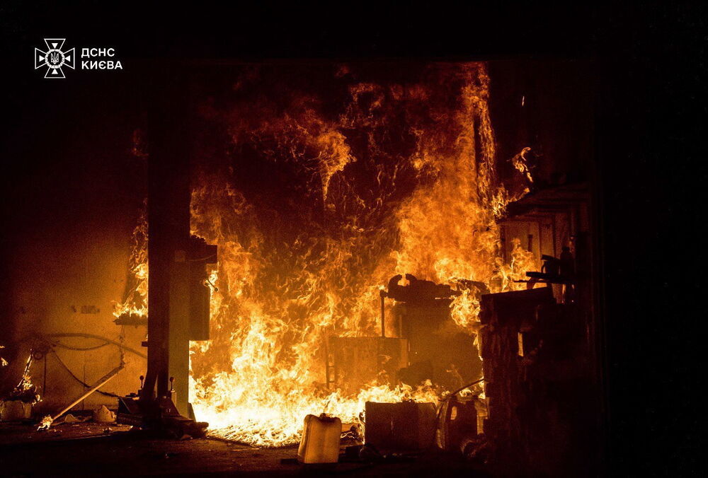Пошкоджено медичний та бізнес-центри, знищена СТО: наслідки атаки шахедів на Київ (фото)